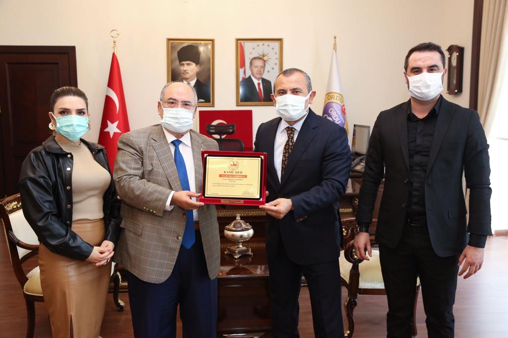 KAMU-DER’DEN VALİ SONEL’E “YILIN EN BAŞARILI VALİSİ” ÖDÜLÜ KAMU-DER’DEN VALİ SONEL’E “YILIN EN BAŞARILI VALİSİ” ÖDÜLÜ