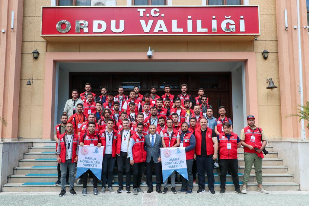 ÜNİVERSİTELİ GENÇLERDEN VALİ SONEL’E ZİYARET ÜNİVERSİTELİ GENÇLERDEN VALİ SONEL’E ZİYARET